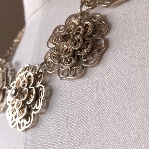 NWT Lucy & Laurel 5 Flower Crystal Embellished Necklace - Picture 11 of 11